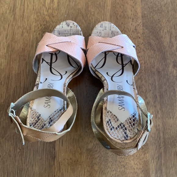 SAM & LIBBY faux snakeskin peach and tan wedge sandals - Picture 3 of 8